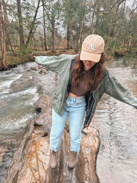 Granola girl fit #EarthyEleganceTrends #SunriseChicFashion Christian Granola Girl Aesthetic, Blundstone Fits, Winter Granola Girl Outfits, Granola Girl Style Winter, Gronala Girl Outfit, Outfits With Blundstone Boots, Granola Girl Shoes, Winter Granola Outfit, Fall Granola Outfits