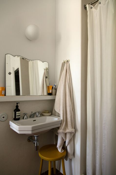 Small Bathroom Aesthetic, Bauhaus Bathroom, Guy Yanai, Vintage Minimalism, Windowless Bathroom, Minimal Home Decor, Bathroom Vintage, Camera Car, Socialite Family