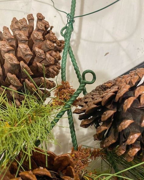 Diy Christmas Swag, Christmas Outdoor Ideas, Mailbox Swag, Small Terracotta Pots, Types Of Knots, Diy Farmhouse Table, Christmas Swag, Wood Lantern, How To Clean Silver