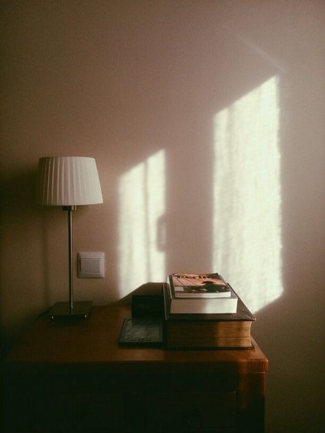 Room Reference Photo, Film Photography Home, Interior Film Photography, Warm Vintage Aesthetic, Cozy Vintage Aesthetic, Cinematic Bedroom Shots, 80s Gloomy Chic Interior, Bedroom Morning Sunlight, Daily Life Aesthetic