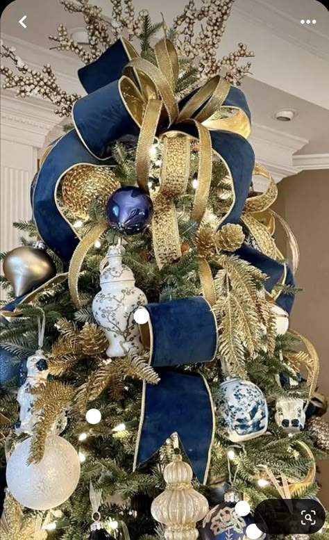 Blue Christmas Tree Decorations, Christmas Tree Decorations Ribbon, Blue Christmas Decor, Christmas Tree Decorating Themes, Blue Christmas Tree, Elegant Christmas Trees, Creative Christmas Trees, Pencil Christmas Tree, Gold Christmas Decorations