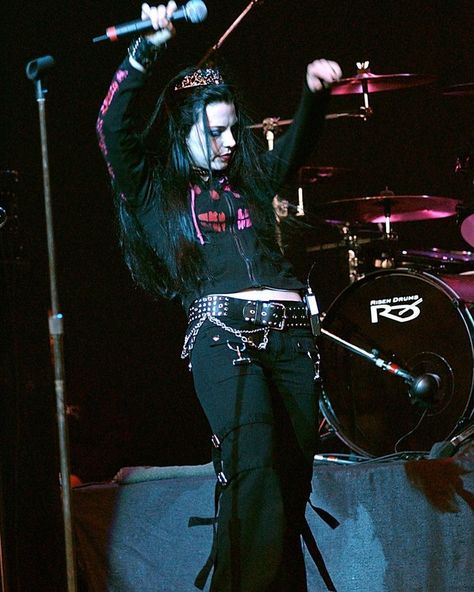 Amy Lee Style, Amy Lee Evanescence Outfits, Evanescence Concert Outfit, Evanescence Outfits, Amy Lee Outfits, Mall Goth Outfits, 2000s Mall Goth, Queen Mama, 2000s Goth