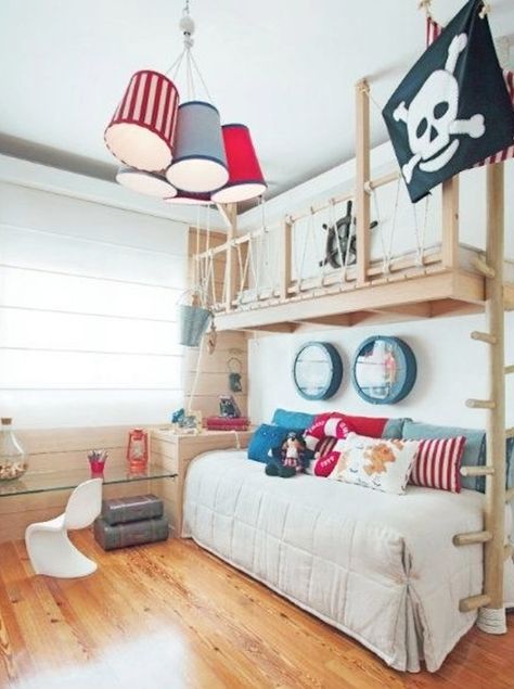 Quand on est un petit fan de pirates, on veut des pirates partout ! Voici quelques idées pour décorer la chambre de votre enfant sur le thème des pirates. Pirate Bedroom Decor, Batman Themed Bedroom, Pirate Bedroom Theme, Boys Bedroom Sets, Small Boys Bedrooms, Pirate Bedroom, Mommo Design, Pirate Room