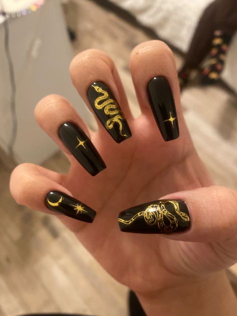 Black And Gold Egyptian Nails, Black And Gold Goth Nails, Black And Gold Nails Aesthetic, Gold Snake Nail Design, Egyptian Nail Art Design, Halloween Snake Nails, Black And Gold Snake Nails, Medusa Inspired Nails, Medusa Nail Art