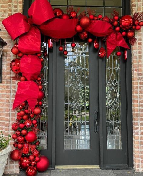 Classy Red Christmas Decor, Classy Outdoor Christmas Lights, Christmas Cafe, Ballon Decoration, Christmas Vignettes, Holiday Greenery, Christmas Front Doors, Christmas Carols, Christmas Themes Decorations