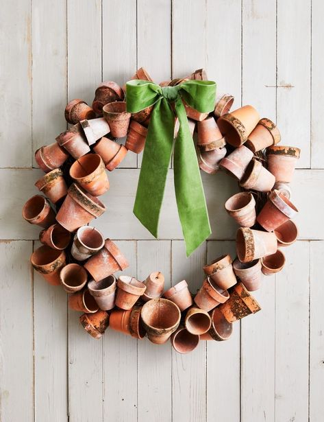 a wreath made from crusty terra cotta pots hung on a white barn door with a green bow attached to the top of the wreath Pot Wreath, Diy Terra Cotta Pots, Clay Garden, Terra Cotta Pots, Terra Cotta Pot, Green Bows, Wreath Forms, Welcome Spring, Floral Wire