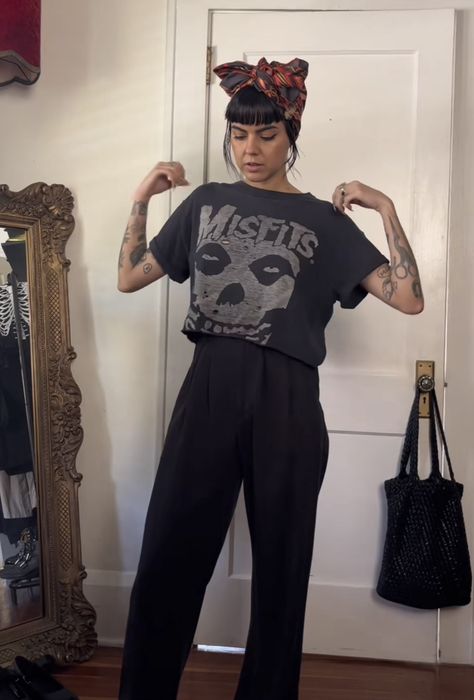 Edgy Chill Outfits, Concert Photographer Outfit, Alternative Mum Style, Alt Mom Aesthetic, Hairstylist Outfit Ideas, Alternative Style Relaxed Fit Graphic T-shirt, Rockville Outfits, 21 Year Old Outfits, Hairdresser Outfit Work Black