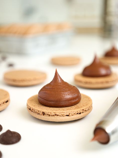 Macaroon Ganache Filling, Chocolate Filling For Macarons, Chocolate Ganache Macarons, Chocolate Filling For Cookies, Chocolate Ganache Macaron Filling, Best Macaron Filling, Macaron Ganache Recipe, Fillings For Macarons, Macaron Ganache Filling