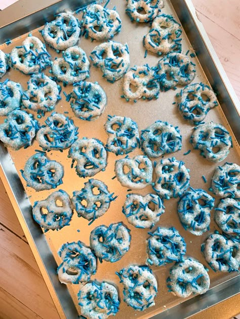 Perfect little snack to have at home. First I dipped the pretzels into white candy melts, then added a variety of blue sprinkles! These are a great snack for the whole family, friend gatherings, parties, baby showers, holidays, birthdays, a gift, or just a late night snack. These are available in a couple of different sizes so make sure you add the correct one to your cart! Please feel free to message me with any questions or custom orders! All orders are shipped USPS 2-3 days priority mail to m Blue Themed Party Food, Blue Birthday Food, Baby Shower Food Ideas Winter, Blue Theme Food, Blue Food Board, Bluey Party Snacks, Blue Snacks For Party, Boy Baby Shower Treats, Cookie Monster Baby Shower Theme