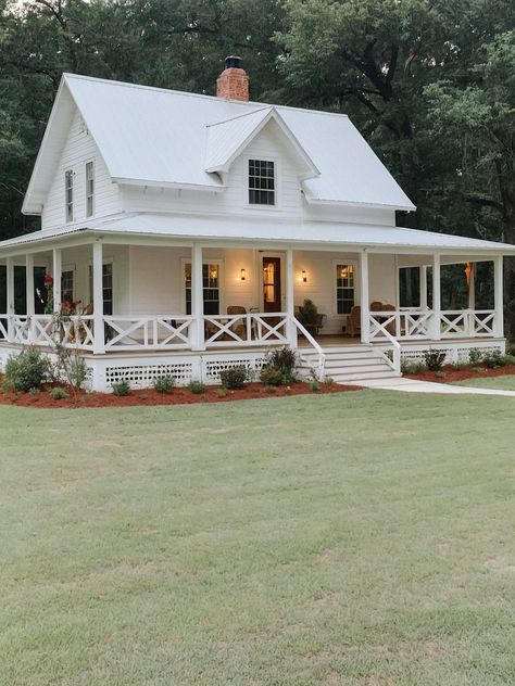 Old Style Farmhouse Exterior, Old Farmhouse Renovation, Farm House Plans, House Wrap Around Porch, White Farmhouse Exterior, Farmhouse Backyard, Rustic Homes, Wraparound Porch, Barn Style House Plans