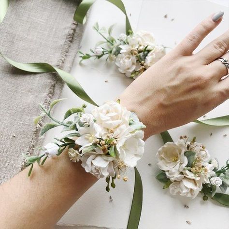 Corsage White, Flower Wrist Corsage, Wrist Corsage Wedding, Prom Corsage And Boutonniere, Bridesmaid Corsage, Wrist Corsages, Flower Crown Hairstyle, Corsage And Boutonniere, Corsage Prom