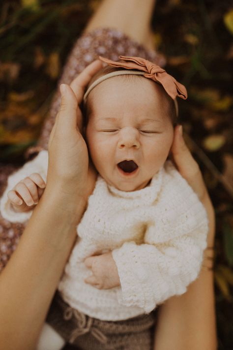 Mom And Newborn Photoshoot Outside, Newborn And Mommy Pictures Outdoors, Newborn And Mommy Photoshoot, Newborn Poses With Mom, Golden Hour Newborn Photography, Mother Newborn Photoshoot, Newborn Photoshoot With Mom, Mom And Newborn Photography Outdoor, Outdoor Photos With Newborn