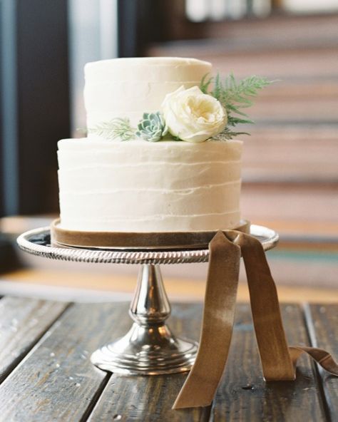 Who says you need to cut into a supersized cake at your reception? More and more couples are opting for petite interpretations of the classic… Wedding Cake Simple Buttercream, Big Wedding Cakes, Small Wedding Cakes, The Wedding Cake, Winter Wedding Cake, Floral Wedding Cakes, Naked Cakes, Gateaux Cake, Wedding Cake Rustic