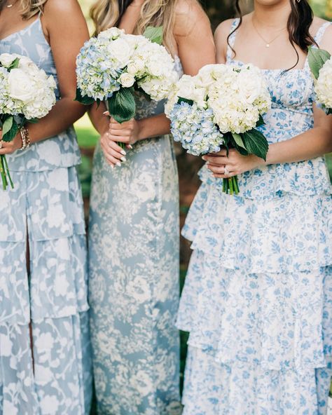 This is giving coastal wedding vibes and I’m so here for it 🦪🌊🐚💙 Venue @themitchellhouseevents Photography @baxleephotography Florals @campbellcreativefloralco #coastalwedding #beachwedding #beachvibes #blueandwhitewedding #bluewedding #wedding #floridaweddings #gaweddings #flweddings #coastalgrandmotheraesthetic #campbellcreativefloralco Coastal Cowgirl Wedding Aesthetic, Coastal Cowgirl Wedding, Cowgirl Wedding, Wedding 2025, Coastal Wedding, Wedding Aesthetic, Wedding Vibes, Coastal Cowgirl, Blue Bridesmaids