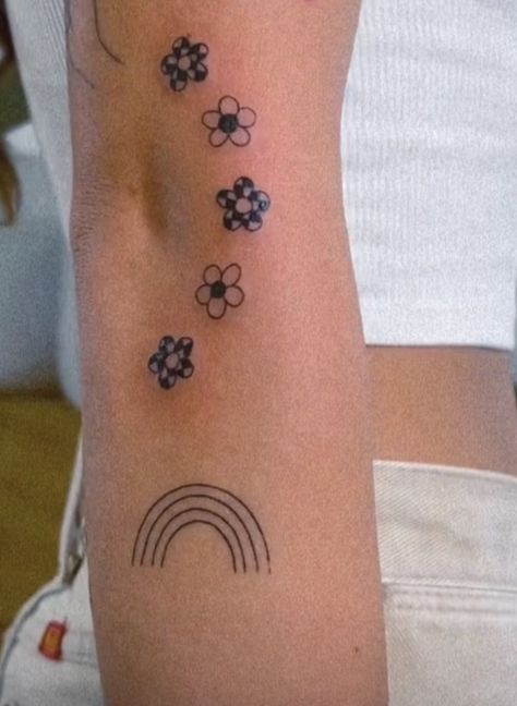 70s Flowers Tattoo, Retro Daisy Tattoo, 60s Flower Tattoo, Around The Elbow Tattoos For Women, Groovy Flower Tattoo, 70s Flower Tattoo, Groovy Tattoo Ideas, Flower Power Tattoo, Retro Flower Tattoo