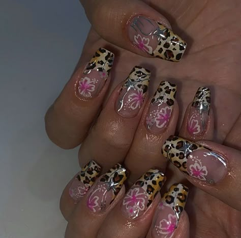 French Tips With Pink Flowers, French Tips With Pink, Curly Hair Vacation, Hair Ideas Curly, Curly Hair Goals, Hair Vacation, Hair Y2k, High Fashion Model, Punk Nails