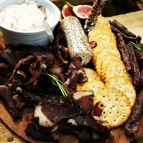 Biltong Platter Ideas, Christmas Cheese Platter, Party Cheese Platter, Tripe Recipes, Cheeseboard Recipe, Sandwich Cakes, Snack Platters, Meat Tray, Catering Platters