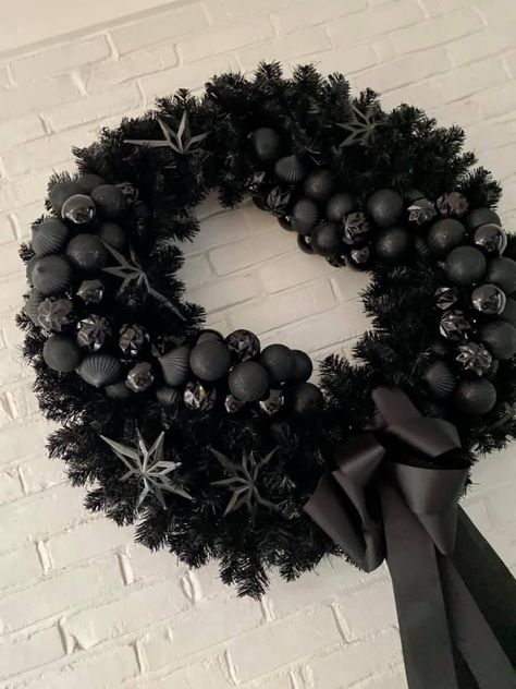 Monochrome Christmas Aesthetic, Black Christmas Reef, Black Wreaths For Front Door Christmas, Black Winter Decor, Christmas Decor Black And Red, Dark Christmas Wreath, Black White And Gold Christmas Tree Decorating Ideas, Matte Black Christmas Decor, Black Holiday Decor