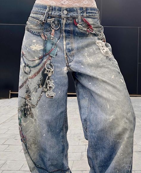 Graffiti Vibes 🙌🏻 DM us for hot fashion 📸 @minkie_mk 🔎 Acne Studios graffiti jeans #acnestudios #acnestudiosjeans #graffitijeans #graffitidenim Crazy Jeans, Graffiti Jeans, Bohemian Jewels, Acne Studios Jeans, Acne Studio, Denim Art, Art Textiles, Custom Jeans, Fall Outfits Men