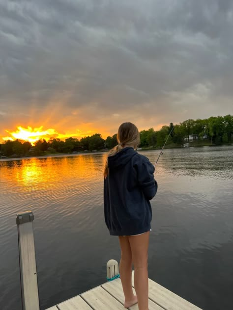 Lake Aesthetics Outfit, Montana Living Aesthetic, Lake House Pictures Instagram, Yee Haw Aesthetic, Lake Girl Aesthetic, Country Summer Aesthetic, Lake Life Aesthetic, Dock Pictures, Fishing Aesthetic