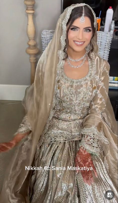 Nikkah Inspo Dresses, Nikah Dress Pakistani Brides, Nikah Hairstyles, White Dress Nikkah Look, Pakistani Wedding Guest Outfits, Nikkah Looks Simple White, Nikkah Dress Pakistani, Desi White Nikkah Dress, Nikkah Board