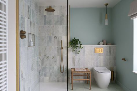 Houzz Tour: A 1980s Coastal Home Gets a Midcentury-style Upgrade | Houzz UK Aqua Green Bathroom, Bathroom Rattan, Green Marble Tiles, Glass Shower Screen, Upside Down House, Rattan Stool, 1970s Home, Coastal Home, Green Bathroom