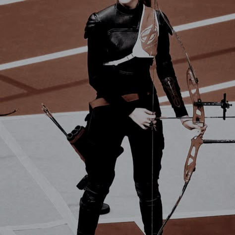 Modern Archery Aesthetic, Archery Women Aesthetic, Extracurricular Aesthetic, Archery Girl Aesthetic, Archery Couple, Archery Aesthetic Female, Archer Clothes, Archery Outfit, Modern Assassin