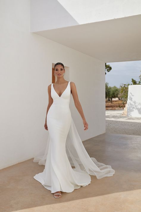 Alba: Crepe Fit and Flare with Inset Waistband and V-side Cutouts V Neck Thick Strap Wedding Dress, Informal Wedding Dresses, Elopement Wedding Dresses, Chic Wedding Dresses, Crepe Wedding Dress, Timeless Wedding Dress, Wedding Dress With Pockets, Justin Alexander, V Neck Wedding Dress