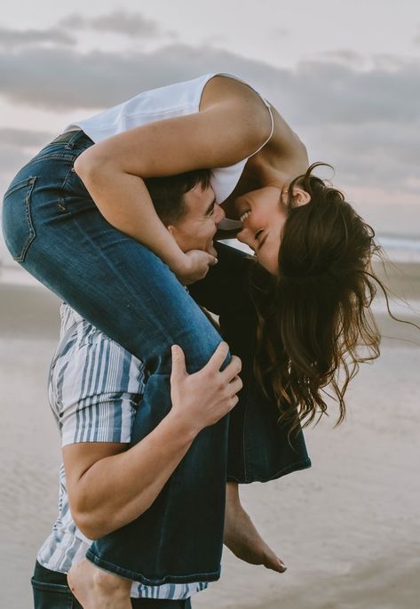 Couple Back To Back Photography, Engagement Photos Piggy Back, Piggy Back Engagement Photos, Piggy Back Ride Couple Aesthetic, Piggy Back Pose, Flirty Couple Pose Reference, Flirty Couple, Flirty Poses, Female Photos