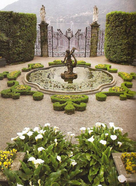 ~  Villa Carlotta - Lake Como, Italy ~ gardenrooms.typepad.com Formal Garden, Easy Landscaping, Italian Garden, Chateau France, Formal Gardens, Traditional Garden, Pergola Plans, Gorgeous Gardens, Lake Como