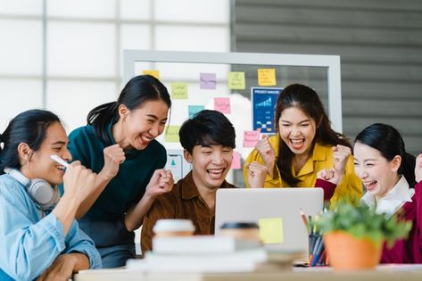 Office Worker Photography, Work Meeting Aesthetic, Office Worker Aesthetic, Creative Team Photography, Team Aesthetic, Woman Celebrating, People Celebrating, Team Meeting, Student Photo