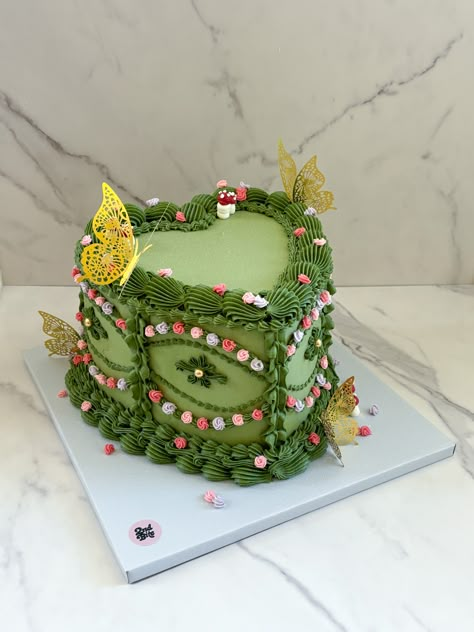 Green vintage heart fairy cake with rosettes and gold butterflies Green Fairy Cake, Fairy Heart Cake, Vintage Fairy Cake, Green Heart Cake, Green Vintage Cake, Cake With Rosettes, Cottagecore Cake, 22 Cake, Romantic Food