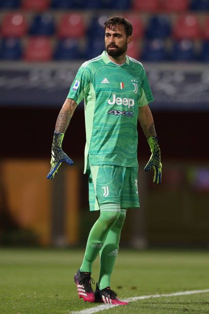 Juventus goalkeeper Carlo Pinsoglio in 2021. Juventus Goalkeeper, Juventus, Sports Jersey, Football, Sports, Quick Saves, American Football