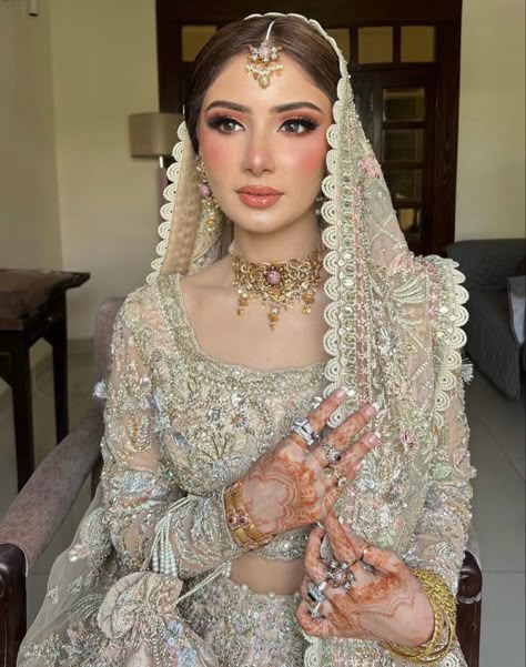 Golden Bridal Dress, Desi Bride Makeup, Bridal Dress Ideas, Desi Bridal Makeup, Pakistani Makeup Looks, Walima Bride, Latest Bridal Makeup, Pakistani Makeup, Pakistani Bridal Hairstyles