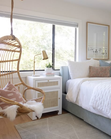 A gorgeous beach themed bedroom for a teen girl Beach Bedroom Ideas For Teens, Teen Beach Room, Beach Bedroom Girls, Coastal Girls Bedroom, Cool Girl Rooms, Beach Bedroom Ideas, Lakehouse Bedroom, Costal Bedroom, Emily May