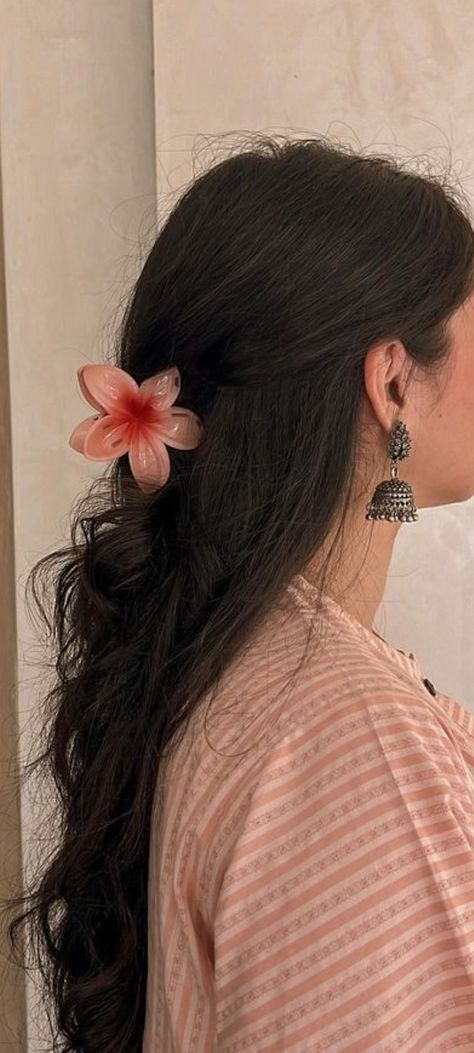 Navicore Aesthetic, Hairstyle Traditional Indian, Desi Pose Ideas, Indian Hair Aesthetic, Desi Hairstyles For Long Hair, Desi Fashion Aesthetic, Long Hair Desi, Hairstyle For Traditional Dress, Desi Picture Poses