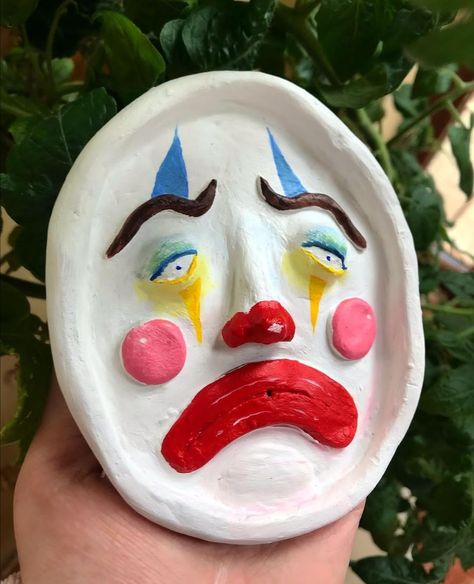 Ceramic Clown Sculpture, Clown Sculpture Clay, Clay Face Ashtray, Air Dry Clay Faces, Clay Clown Face, Clown Clay Art, Cool Clay Ashtray Ideas, Clay Ashtray Ideas Trippy, Ceramic Art Tutorials