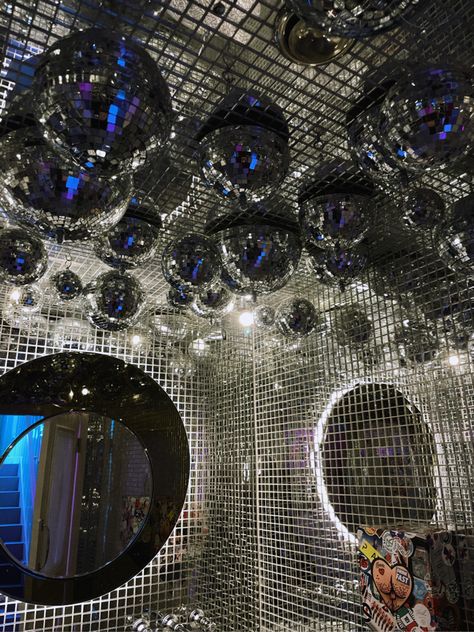 Aestethic Bathroom, Disco Toilet, Chateau Ramezay, Disco Interior Design, Disco Ball Ceiling, Romantic Hotel Rooms, Disco Floor, Dj Room, Mirror Ceiling