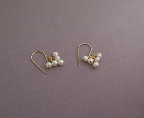 Minimal Pearl Earrings, Minimalist Accessories Jewellery, Diy Pearl Earrings, Pearls Jewelry Diy, Diy Earrings Dangle, Earrings Gold Pearl, Dangle Pearl Earrings, Small Earrings Gold, Bridesmaid Pearl Earrings