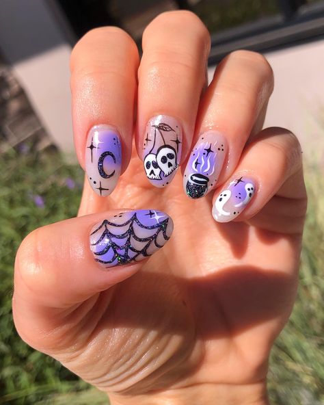 Fall Halloween Nails, Fun Halloween Nails, Bat Nails, Black Halloween Nails, Holloween Nails, Chic Nail Designs, Halloween Manicure, Witch Nails, Spooky Nails