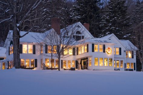 Tour 15 Vermont Inns Decked Out for the Holidays - New England Today Travel Maine, Maine Winter, Camden Maine, Farmhouse Architecture, Maine Usa, Christmas Tours, Victorian Mansions, Architectural Photographers, Barbie Dream