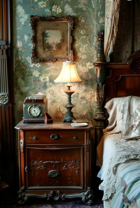 Bedroom Nightstand Decor, Historic Home Interiors, Vintage Inspired Bedroom, Vintage Decor Ideas, Vintage Bedroom Ideas, Vintage Bedroom Decor, Old House Interior, Bedroom Ideas Inspiration, Bedroom Nightstand