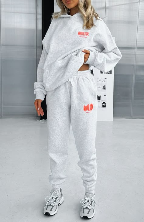 Sweatsuit Set Aesthetic, Preppy Sweat Sets, White Fox Hoodie Outfit Ideas, Sweat Suit Set, White Fox Sweat Set, White Fox Sweatpants, White Fox Set, Cute Sweat Sets, Sweat Set Outfits Women