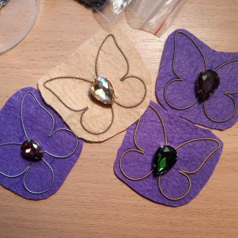 New butterflies in process 🦋 Bead Crafts Diy, Diy Bead Embroidery, Bead Embroidery Tutorial, Native American Beaded Earrings, Brazilian Embroidery, Small Sewing Projects, Bead Embroidery Jewelry, Native American Beading, Bead Work Jewelry