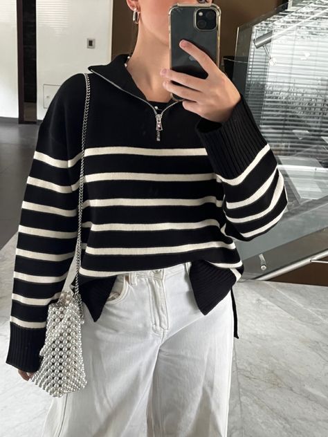 Black Pullover Outfit, Turtleneck Outfit Winter, England Outfits, Semi Formal Mujer, Jumper Outfits, Striped Oversized Sweater, Pullovers Outfit, Oversized Striped Sweater, Turtleneck Outfit