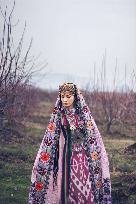 Tradition National Dress, Folk Dresses, Ethnic Dress, Traditional Fashion, Folk Costume, Moda Vintage, World Cultures, Central Asia, Mongolia