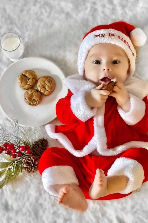 These Christmas baby photoshoot ideas will make this festive season one to remember! From baby 1st Christmas picture ideas, baby Christmas photography at home ideas to holiday baby pictures ideas in the studio, these Christmas-themed photoshoot ideas for babies make for precious keepsakes! Plus, most of these baby Christmas photos use simple props for the background like Christmas balls and gingerbread cookies! Dive in and find adorable first Christmas photos or baby DIY Christmas pictures! Santa Claus Baby Photoshoot, Baby Santa Photoshoot, Christmas Baby Photoshoot 6 Months, Christmas Photoshoot Ideas For Baby, Christmas Picture Ideas Baby, Baby Santa Pictures, Christmas Theme Baby Photoshoot, Photography At Home Ideas, White Fluffy Blanket