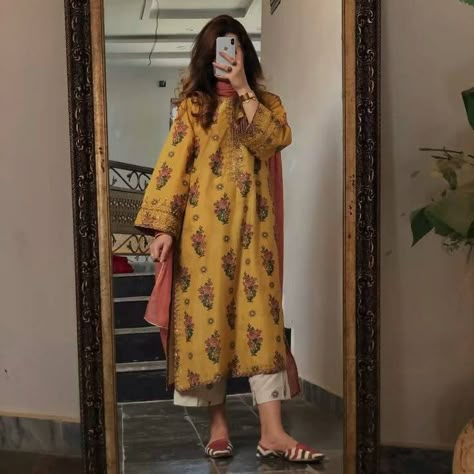 Winter Eastern Outfits, Simple Pakistani Dresses Casual, Pakistani Kurta Set, Elegant Mehndi, Mehndi Look, Trending Summer Nails, Simple Dress Casual, Modest Casual Outfits, Wallpaper Fashion