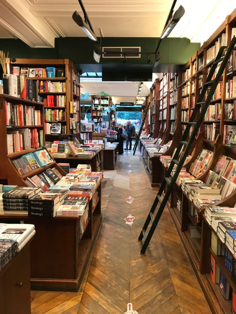 Cottage Bookstore, Bookseller Aesthetic, Bookstore Lighting, Vintage Bookstore Aesthetic, Stores Aesthetic, Old Book Store, Bookshop Aesthetic, Book Store Aesthetic, Gap Series