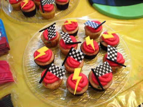 Disney's Cars theme cupcakes. I made these for my cousin. Cars Cupcakes Disney, Cars Movie Cupcakes, Cars Themed Cupcakes, Lightening Mcqueen Cupcake, Lightning Mcqueen Cupcakes, Disney Cars Cupcakes, Candy Bar Decoracion, Mcqueen Party, Disney Cars Theme